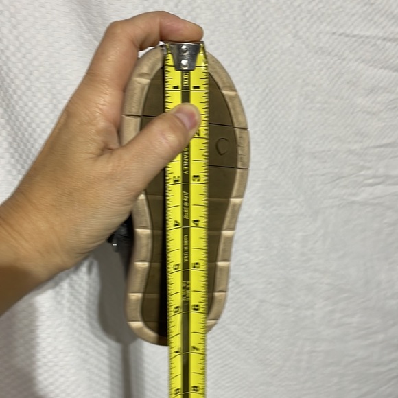 Girls taupe boots 9.5 worn once edgy look - Picture 10 of 11